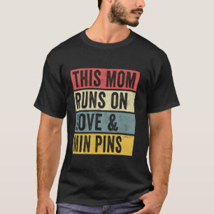 Frauen Diese Mama läuft auf Liebe und Min Buttone T-Shirt