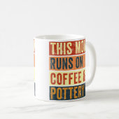 Frauen Diese Mutter Läuft Auf Kaffee Und Töpferton Kaffeetasse (VorderseiteRechts)