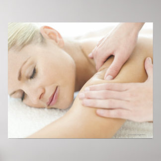 Frauen entspannen am Wellness-Center und erhalten Poster