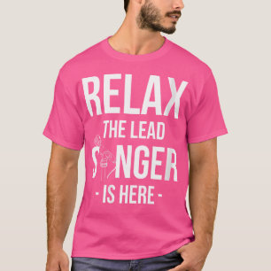Frauen entspannen sich beim Lead Sänger, der hier  T-Shirt