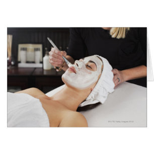 Frauen erhalten Wellness-Center Behandlung.