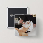 Frauen erhalten Wellness-Center Behandlung. Button (Vorne & Hinten)