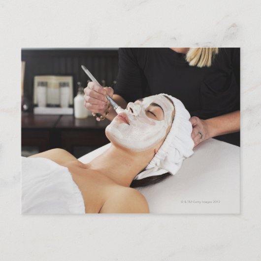 Frauen erhalten Wellness-Center Behandlung. Postkarte (Vorderseite)