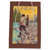 Frauen fliegen Fischen - Juneau, Alaska Mittlere Geschenktüte (Rückseite)