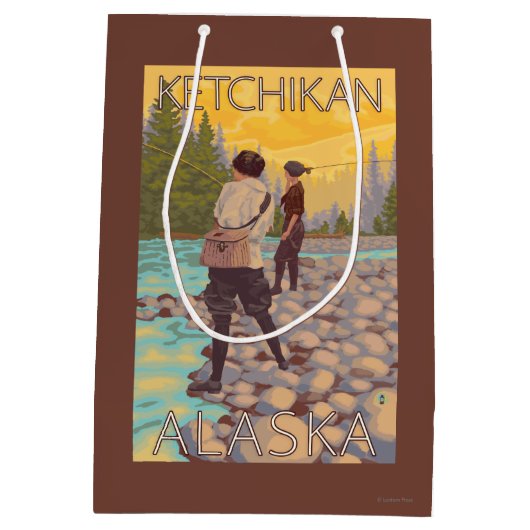 Frauen fliegen Fischen - Ketchikan, Alaska Mittlere Geschenktüte (Rückseite)
