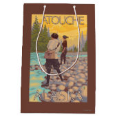Frauen fliegen Fischen - Latouche, Alaska Mittlere Geschenktüte (Rückseite)