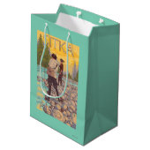 Frauen fliegen Fischen - Sitka, Alaska Mittlere Geschenktüte (Rückseite Schrägansicht)