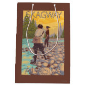 Frauen fliegen Fischen - Skagway, Alaska Mittlere Geschenktüte (Rückseite)