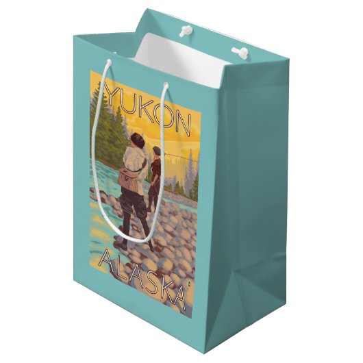 Frauen fliegen Fischen - Yukon, Alaska Mittlere Geschenktüte (Vorderseite Schrägansicht)