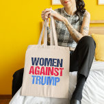 Frauen gegen Trump 2024 Wahl Tragetasche<br><div class="desc">Frauen gegen Trump haben sich für eine amerikanische Frau,  die bei der Präsidentschaftswahl 2024 gegen Donald Trump stimmte,  einen Tüte gegeben. Roter und blauer Text für einen starken Feminist.</div>
