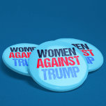 Frauen gegen Trump Button<br><div class="desc">Frauen gegen Trump knöpfen für Frauen und Feministinnen,  die sich gegen Donald Trump vereinen. Mit diesem patriotischen Protestdesign widerstehen,  implizieren und für gleiche Rechte kämpfen.</div>