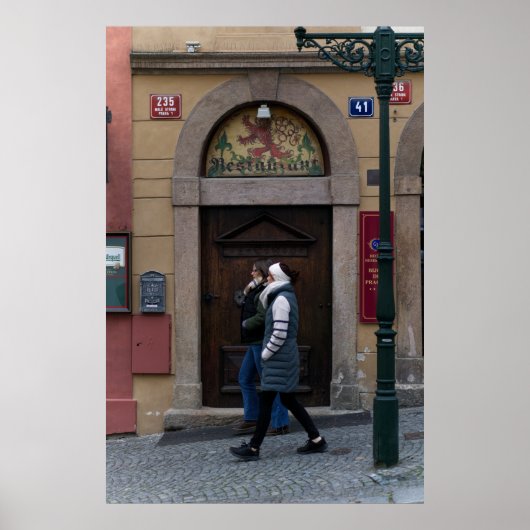 Frauen gehen mit dem alten Restaurant spazieren Poster (Vorne)