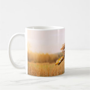 Frauen gehen tagsüber auf dem Feld Kaffeetasse