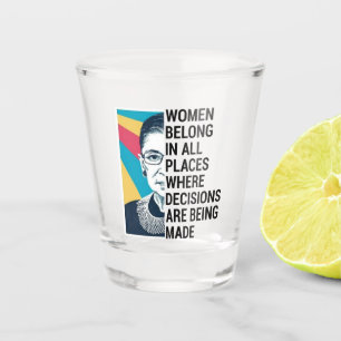 Frauen gehören an allen Orten, an denen Entscheid Schnapsglas