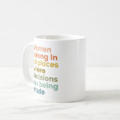 Frauen gehören an allen Orten, an denen Entscheidu Kaffeetasse (Vorderseite Links)