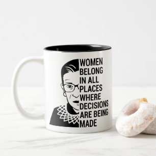 Frauen gehören an allen Orten, an denen Entscheidu Zweifarbige Tasse