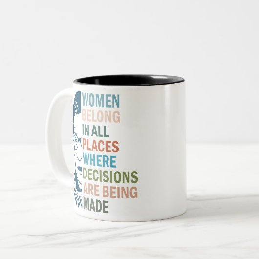 Frauen gehören an allen Orten, an denen Entscheidu Zweifarbige Tasse (Vorderseite Links)
