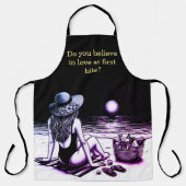 Frauen genießen eine GRILLEN mit lustigen Schürze (Vorderseite)