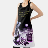 Frauen genießen eine GRILLEN mit lustigen Schürze  (InSitu)