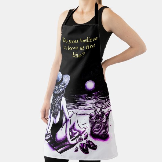 Frauen genießen eine GRILLEN mit lustigen Schürze (InSitu)