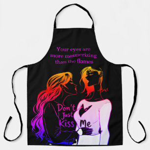 Frauen genießen einen Augenblick in lustigen Schür Schürze