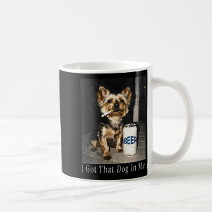 Frauen haben diesen Hund in lustigem Yorkie rauche Kaffeetasse