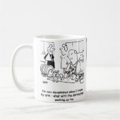 Frauen haben einen gebrochenen Arm, sodass der Men Kaffeetasse (Links)