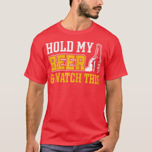 Frauen halten mein Bier und sehen sich diese Betru T-Shirt