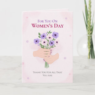 Frauen halten Wasserfarben-Blumenstrauß Frauen Tag Feiertagskarte