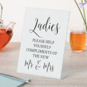 Frauen helfen Ihnen bitte beim Hochzeitsessen des  Sockelschild (In Situ)