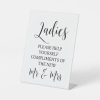 Frauen helfen Ihnen bitte beim Hochzeitsessen des
