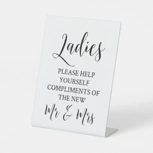 Frauen helfen Ihnen bitte beim Hochzeitsessen des  Sockelschild