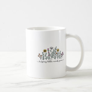 Frauen helfen kleinen Köpfen, zurück zur Schule zu Kaffeetasse