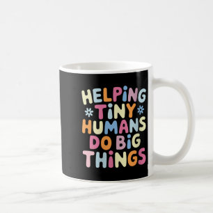 Frauen helfen winzigen Menschen, große Dinge zu tu Kaffeetasse