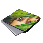Frauen hinter grünen Blätter Laptopschutzhülle (Vorne Knopf)
