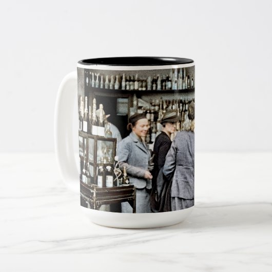 Frauen im Bar an Bord Kunst 1939 Zweifarbige Tasse (Vorderseite Links)
