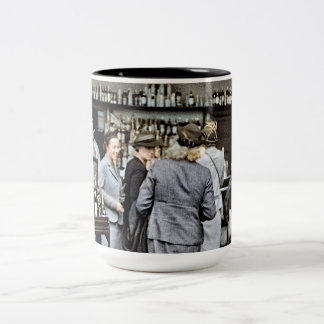 Frauen im Bar an Bord Kunst 1939 Zweifarbige Tasse