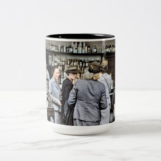 Frauen im Bar an Bord Kunst 1939 Zweifarbige Tasse (Mittel)