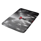 Frauen im Regen mit rotem Regenschirm Badematte (Schrägansicht)