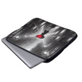 Frauen im Regen mit rotem Regenschirm Laptopschutzhülle (Vorne Knopf)