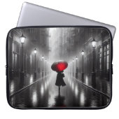 Frauen im Regen mit rotem Regenschirm Laptopschutzhülle (Vorderseite)