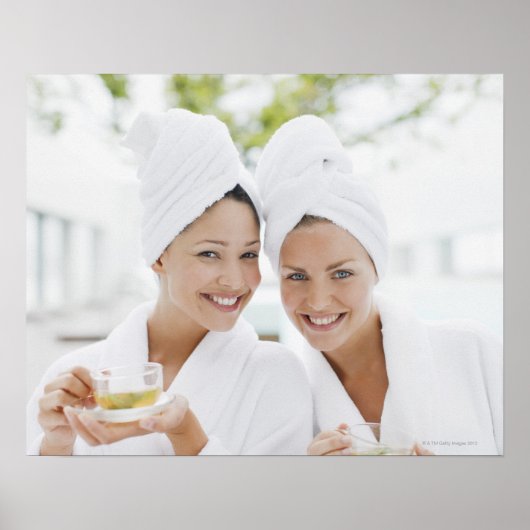 Frauen in Bademantel trinken Tee im Wellness-Cente Poster (Vorne)