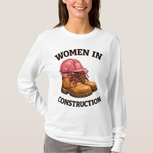 Frauen in Bauarbeitsstiefeln und Schutzhelm T-Shirt