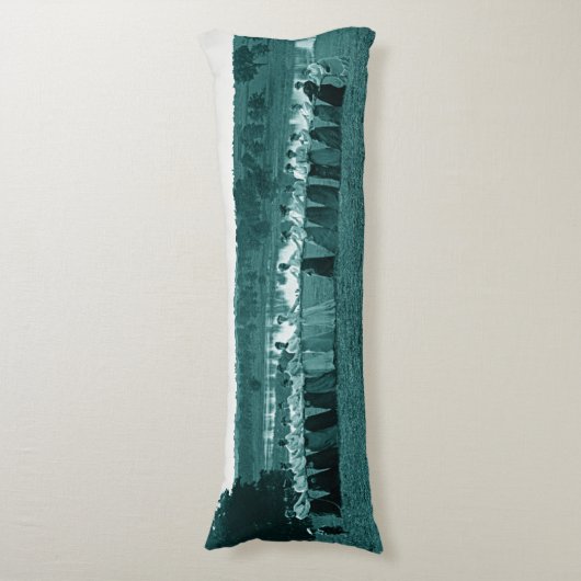 Frauen in den 1890er Jahren, die den Fuchs des grü Seitenschläferkissen (Vorderseite Vertikal)