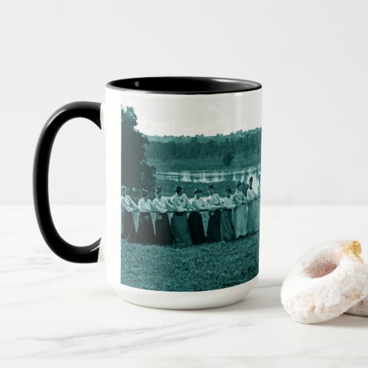 Frauen in den 1890er Jahren, die den Fuchs des grü Tasse (Mit Donut)
