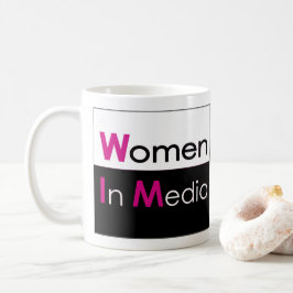 Frauen in der medienklassischen Tasse