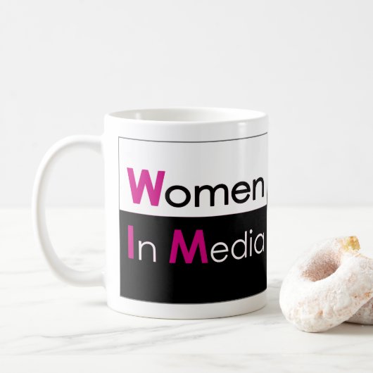 Frauen in der medienklassischen Tasse (Mit Donut)