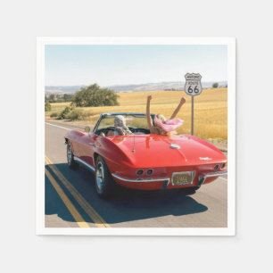 Frauen in einem roten Corvette 1966 auf der Route Serviette