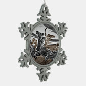 Frauen in einem Sturm Schneeflocken Zinn-Ornament (Links)