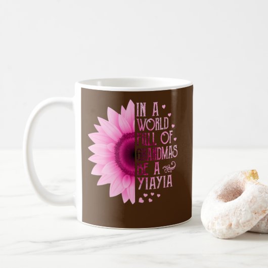 Frauen in einer Welt voller Grandmen sind Yiaien Kaffeetasse (Mit Donut)